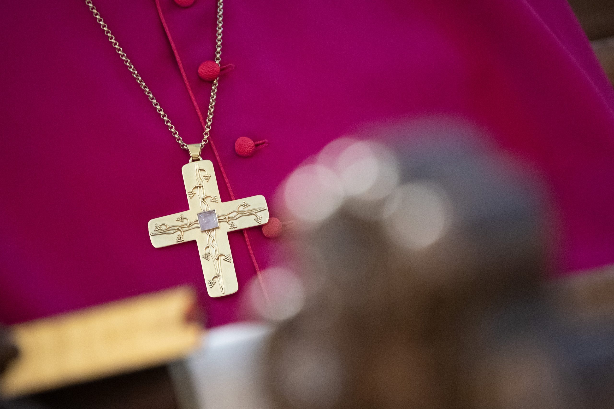 Ungewöhnlicher Vorstoß: Junge Katholiken wollen „Gott” künftig gendern.