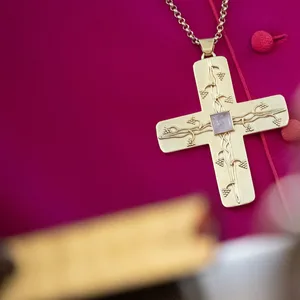 Ungewöhnlicher Vorstoß: Junge Katholiken wollen „Gott” künftig gendern.