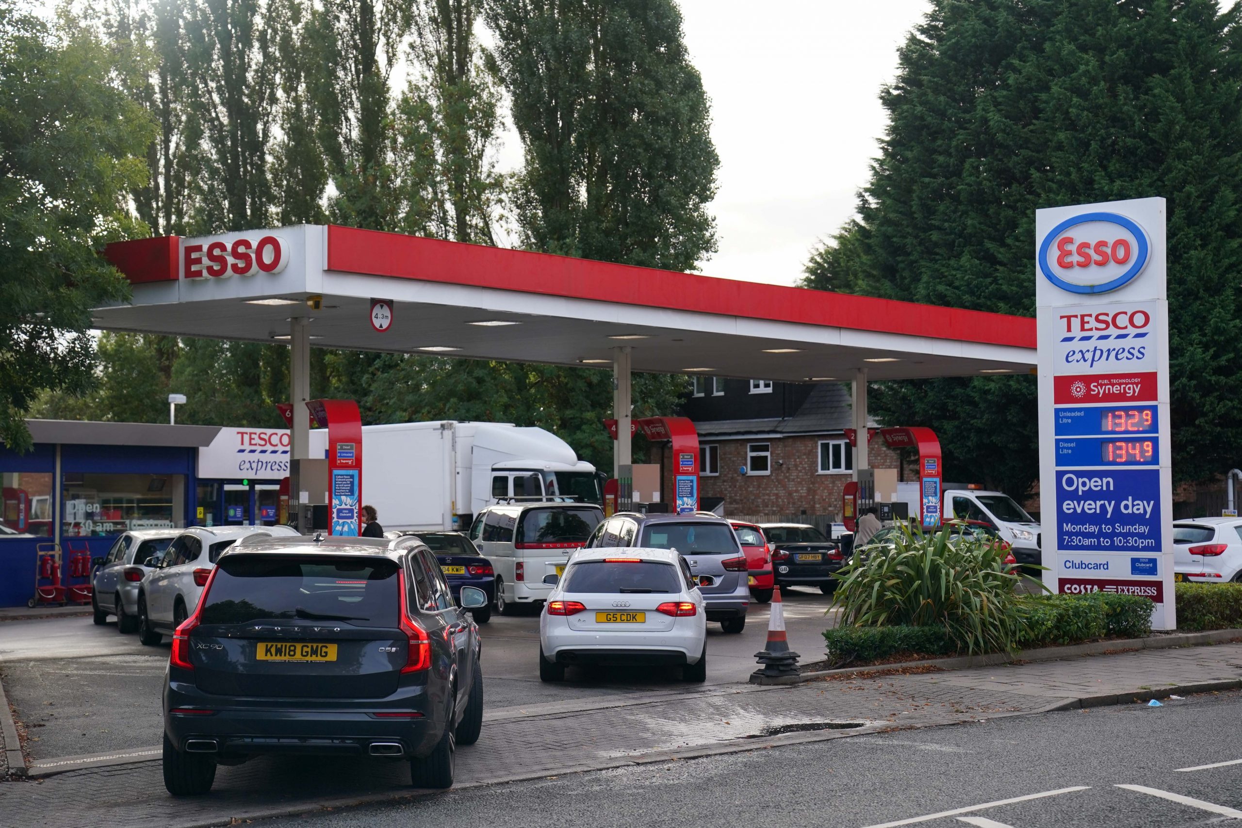 Autofahrer stehen an einer Esso-Tankstelle in Bournville, Birmingham, Schlange, um zu tanken.