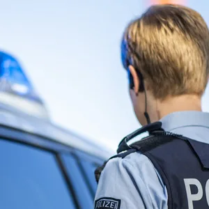 Polizistin von hinten
