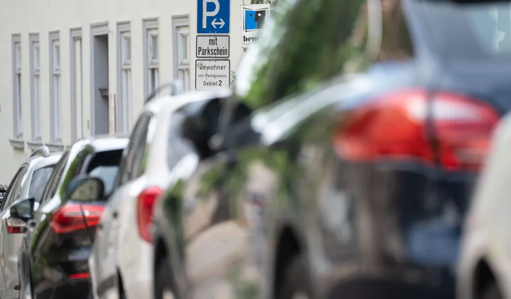 In Hamburg wird das Anwohnerparken bald teurer – richtig so! (Symbolbild)