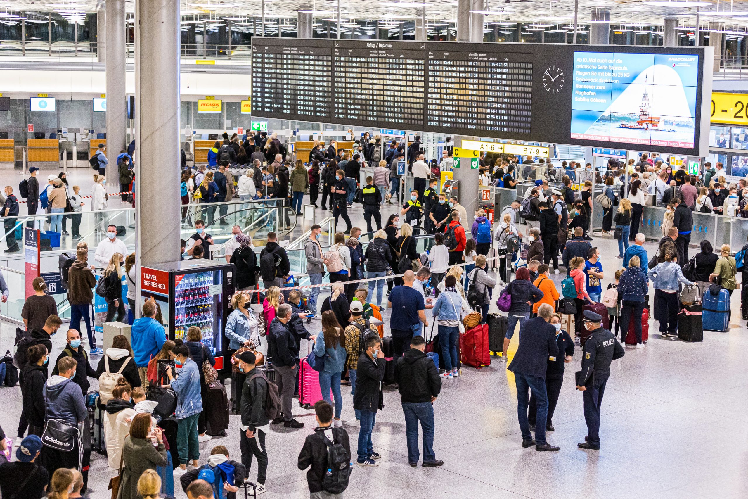 Reisende warten Anfang Oktober im Terminal C vom Flughafen Hannover-Langenhagen auf die Sicherheitsabfertigung.