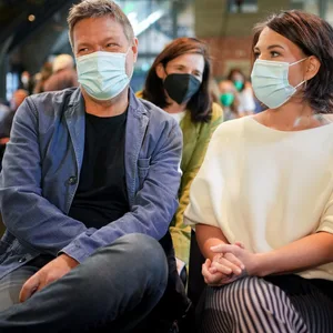 Die Parteivorsitzenden Annalena Baerbock und Robert Habeck nehmen am Kleinen Parteitag der Grünen teil.