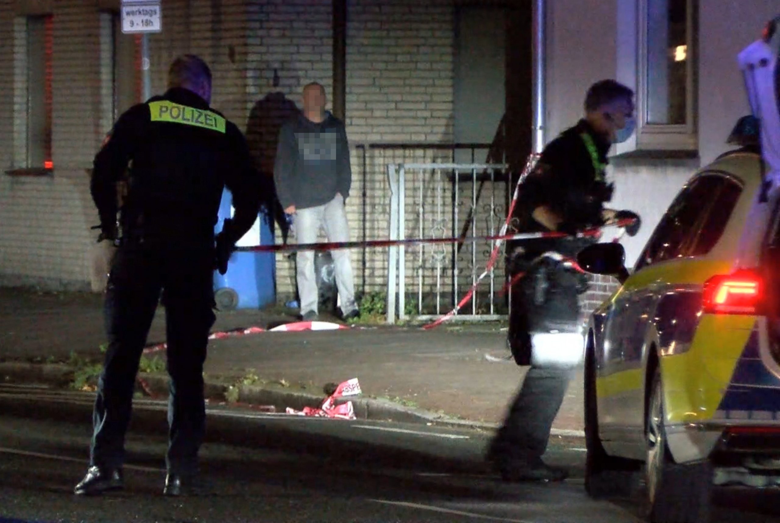 Polizisten sperren den Tatort in Delmenhorst ab. Zwei Menschen wurden bei einem Messer-Angriff getötet.