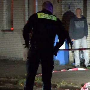 Polizisten sperren den Tatort in Delmenhorst ab. Zwei Menschen wurden bei einem Messer-Angriff getötet.