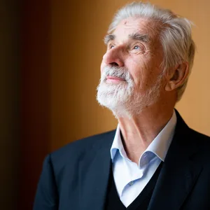 Klaus Hasselmann, Klimaforscher und Nobelpreisträger, blickt im Max-Planck-Institut für Meteorologie am Rande einer Pressekonferenz aus einem Fenster.