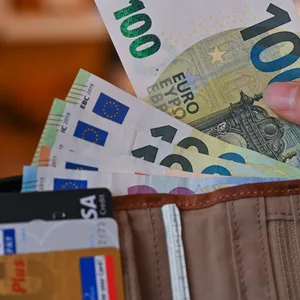 Viele Eurobanknoten stecken in einer Geldbörse.