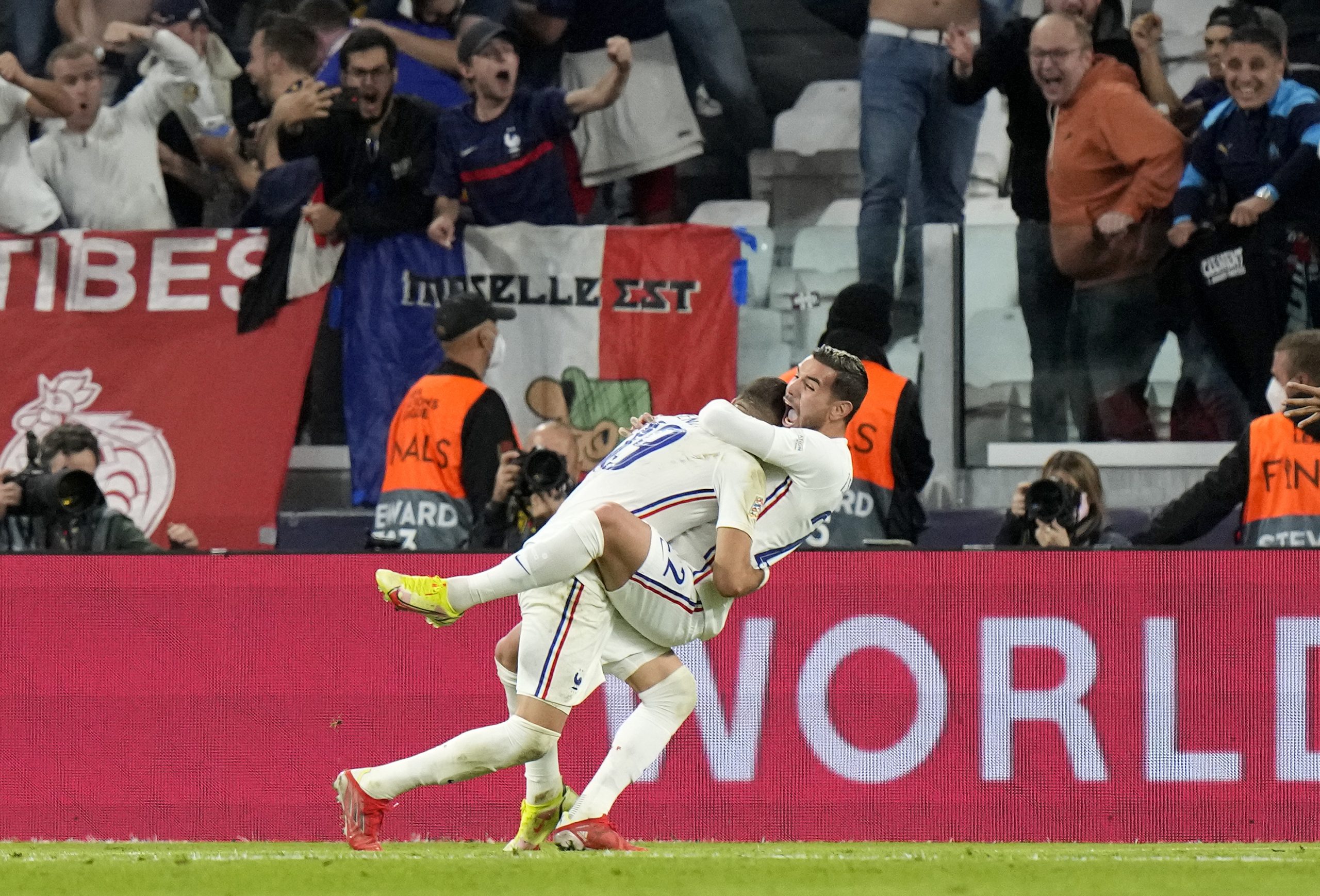 Theo Hernández und Karim Benzema feiern Frankreichs Sieg