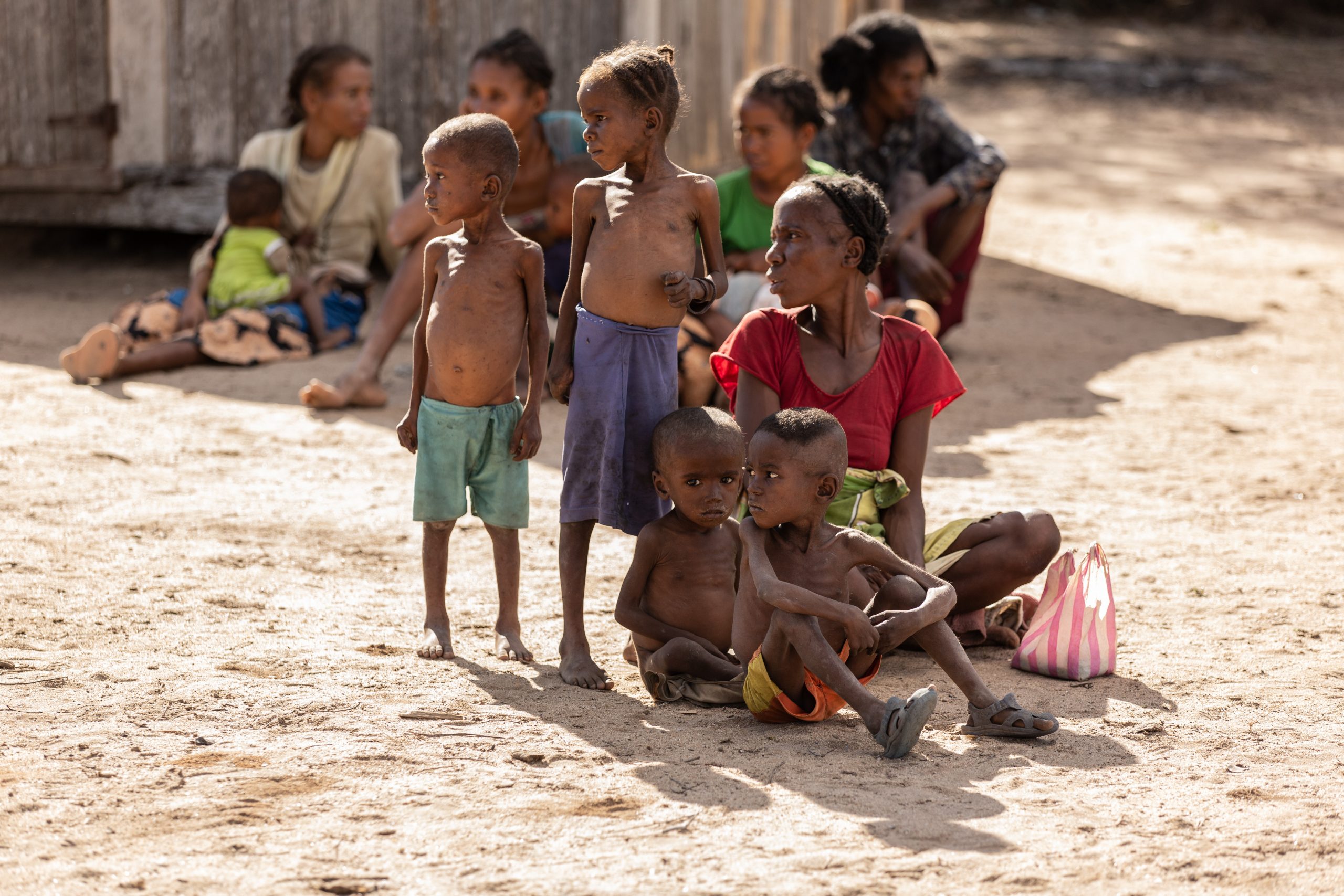 Eine Familie aus Madagaskar, die von schwerer Unterernährung betroffen ist.