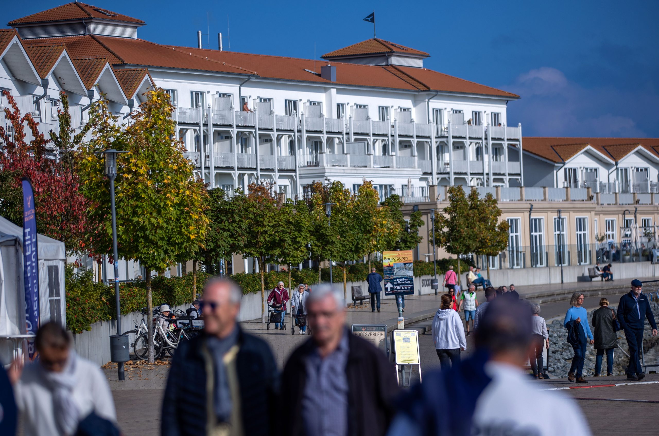 Touristen in Mecklenburg Vorpommern - hier wird positiv auf die Herbstsaison geblickt, denn die Tourismusbranche will die Corona-bedingten Ausfälle aus dem Frühjahr aufholen.
