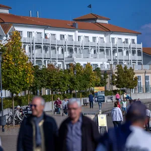 Touristen in Mecklenburg Vorpommern - hier wird positiv auf die Herbstsaison geblickt, denn die Tourismusbranche will die Corona-bedingten Ausfälle aus dem Frühjahr aufholen.