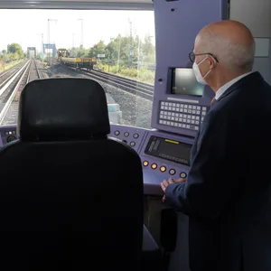 Bürgermeister Peter Tschentscher (SPD) bei der Premierenfahrt der digitalen S-Bahn im Jahr 2021. Der Computer fährt seit 2022 im Testbetrieb selbstständig von Berliner Tor bis Bergedorf.