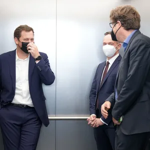 Klingbeil, Wissing und Kellner stehen im Fahrstuhl mit Masken