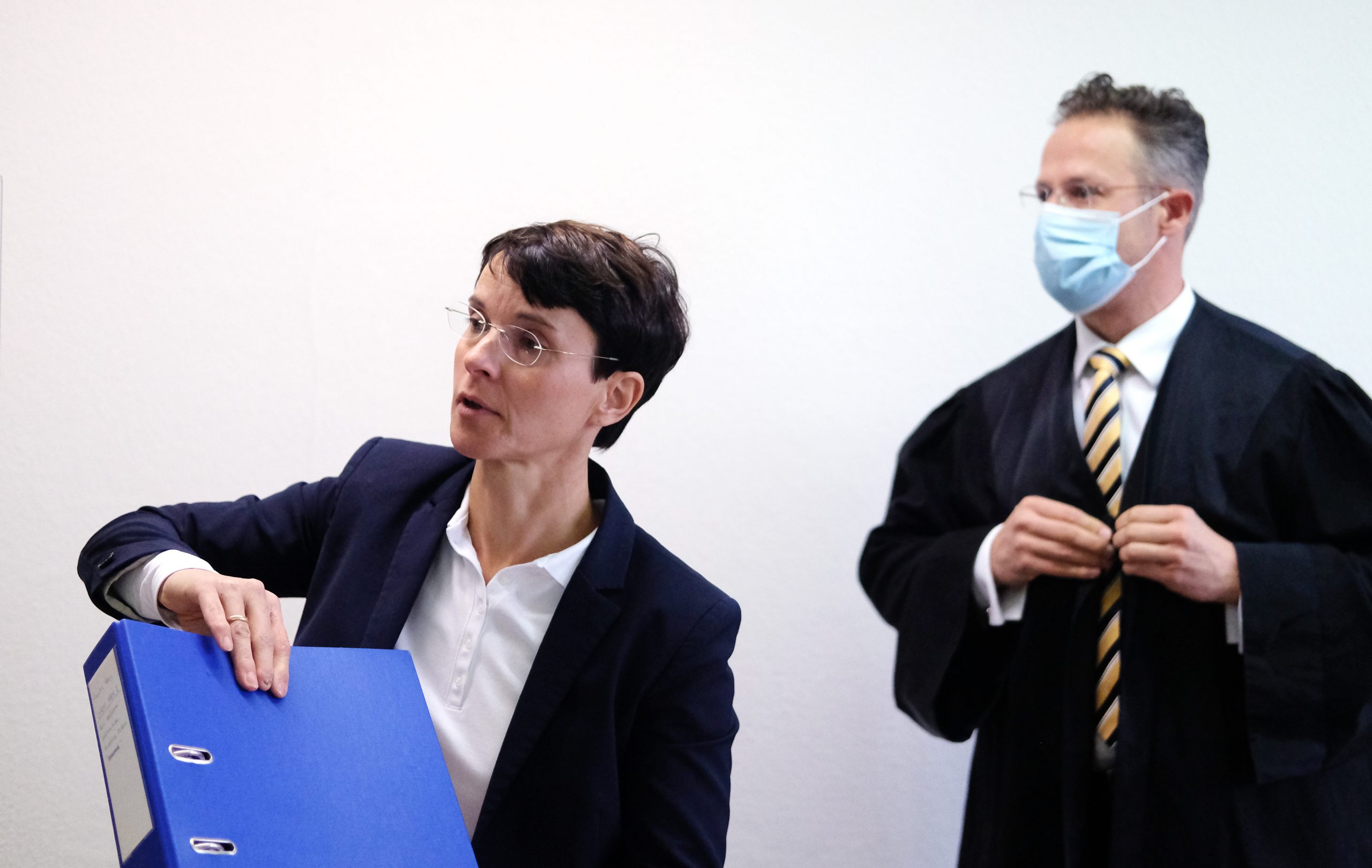 Frauke Petry, frühere Parteivorsitzende der AfD, und ihr Ehemann Marcus Pretzell stehen in einem Saal des Langerichts.