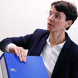 Frauke Petry, frühere Parteivorsitzende der AfD, und ihr Ehemann Marcus Pretzell stehen in einem Saal des Langerichts.