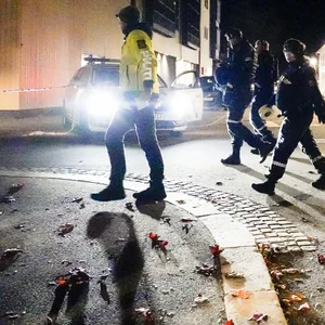 Polizisten ermitteln im Zentrum von Kongsberg nach der Gewalttat mit mehreren Toten.