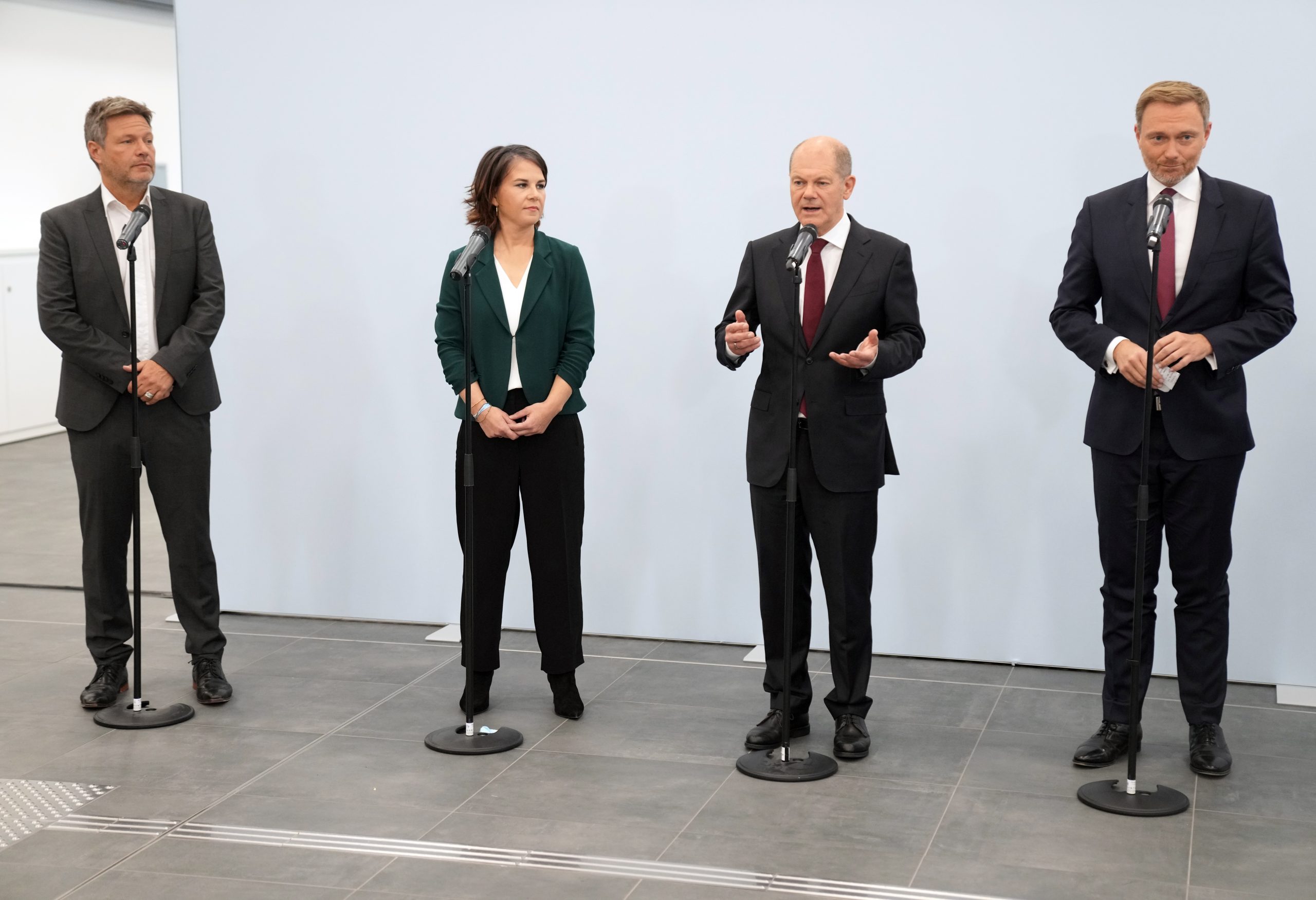 Robert Habeck (v.l.) und Annalena Baerbock (Grüne) neben Olaf Scholz (SPD) und Christian Lindner (FDP):