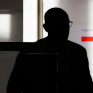 Der Angeklagte kommt in einen Gerichtssaal des Landgerichts Essen.