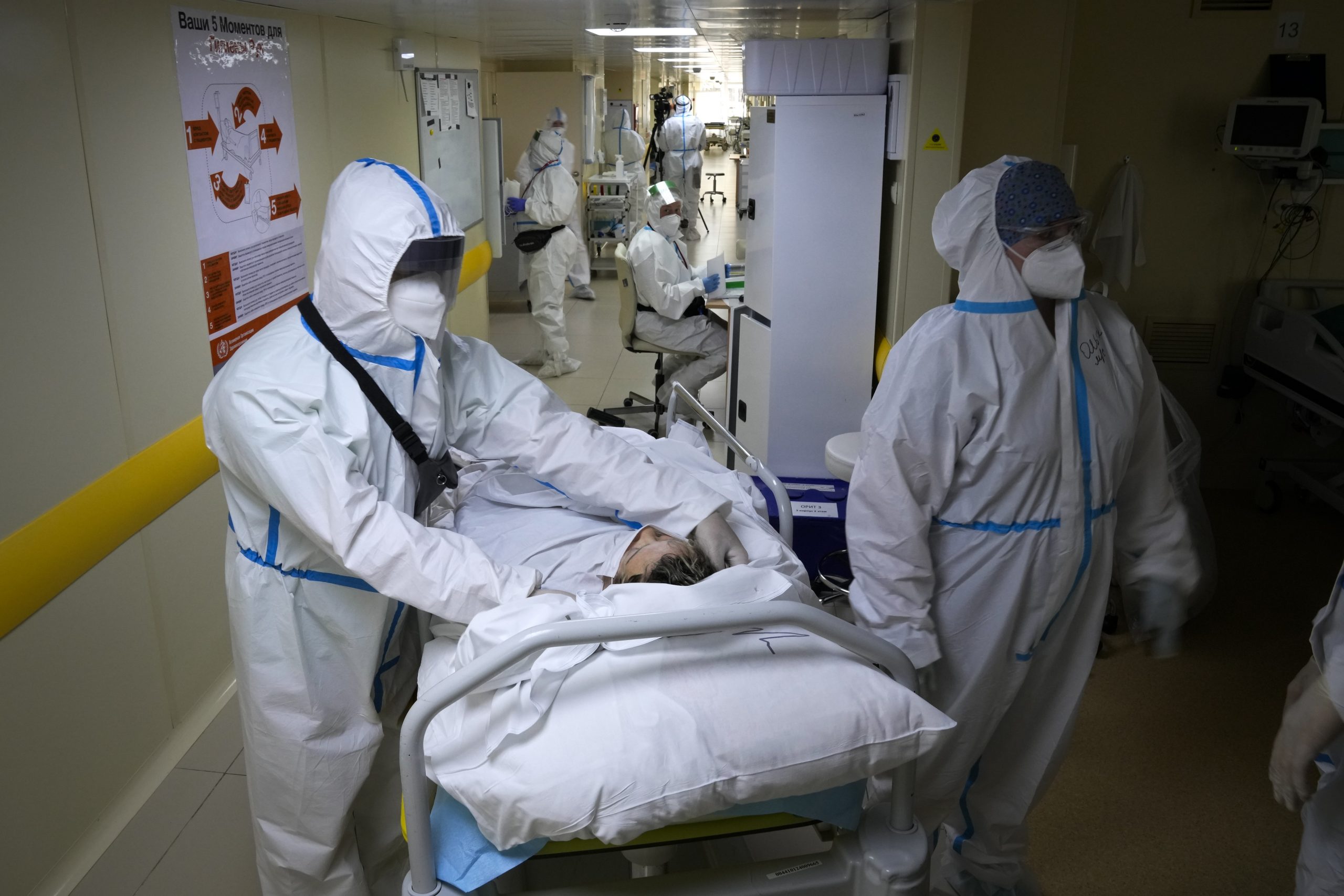 Mediziner in Schutzanzügen verlegen einen Corona-Patienten in Moskau.
