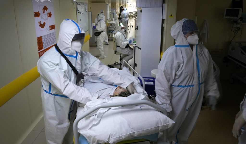 Mediziner in Schutzanzügen verlegen einen Corona-Patienten in Moskau.