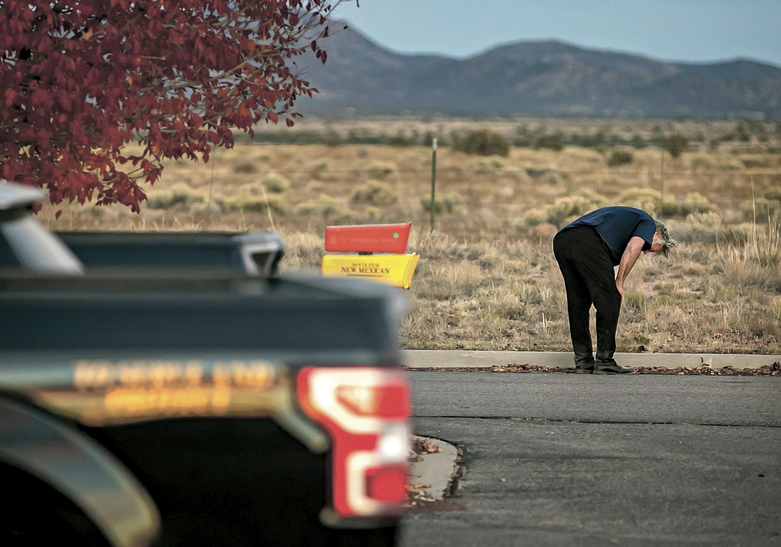 US-Schauspieler Alec Baldwin steht auf dem Parkplatz vor dem Santa Fe County Sheriff's Office, nachdem er zu dem Vorfall am Set des Films „Rust“ befragt wurde.