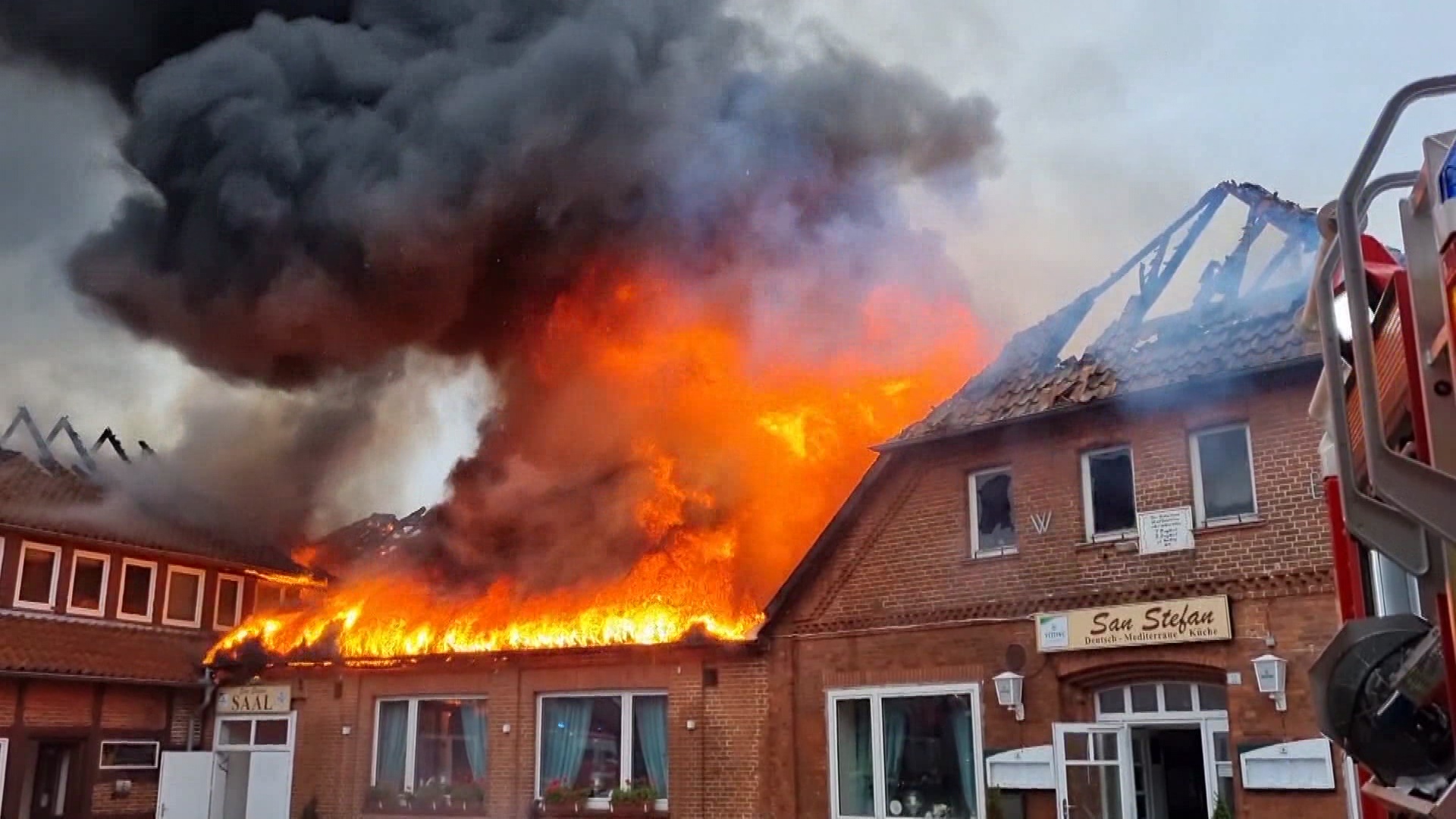 Ein Gasthaus ist in der Region Hannover in Flammen aufgegangen und zerstört worden.