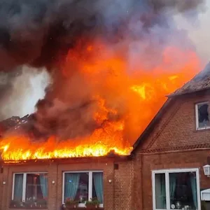 Ein Gasthaus ist in der Region Hannover in Flammen aufgegangen und zerstört worden.