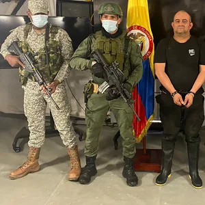 Auf diesem vom Pressebüro des kolumbianischen Präsidenten veröffentlichten Foto steht einer der meistgesuchten Drogenbosse des Landes, Dairo Antonio Usuga (M) alias „Otoniel”, Chef des sogenannten Golfclans, auf einem Militärstützpunkt.