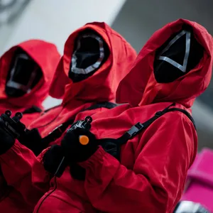 Mitarbeiter des Kostümhändlers Deiters posieren in Kostümen aus der Serie "Squid Game"