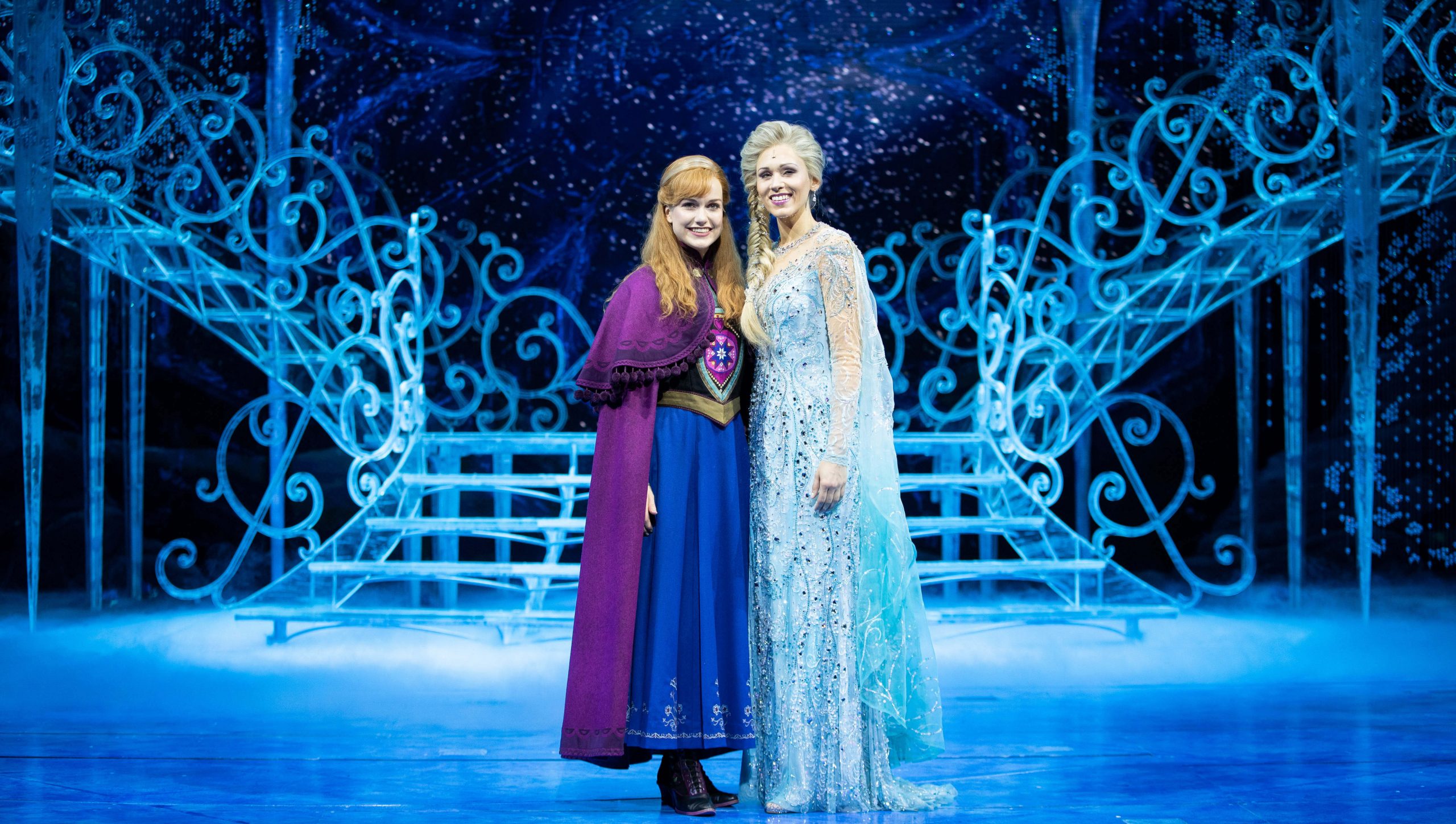 Darstellerinnen von Elsa und Anna im Kostüm