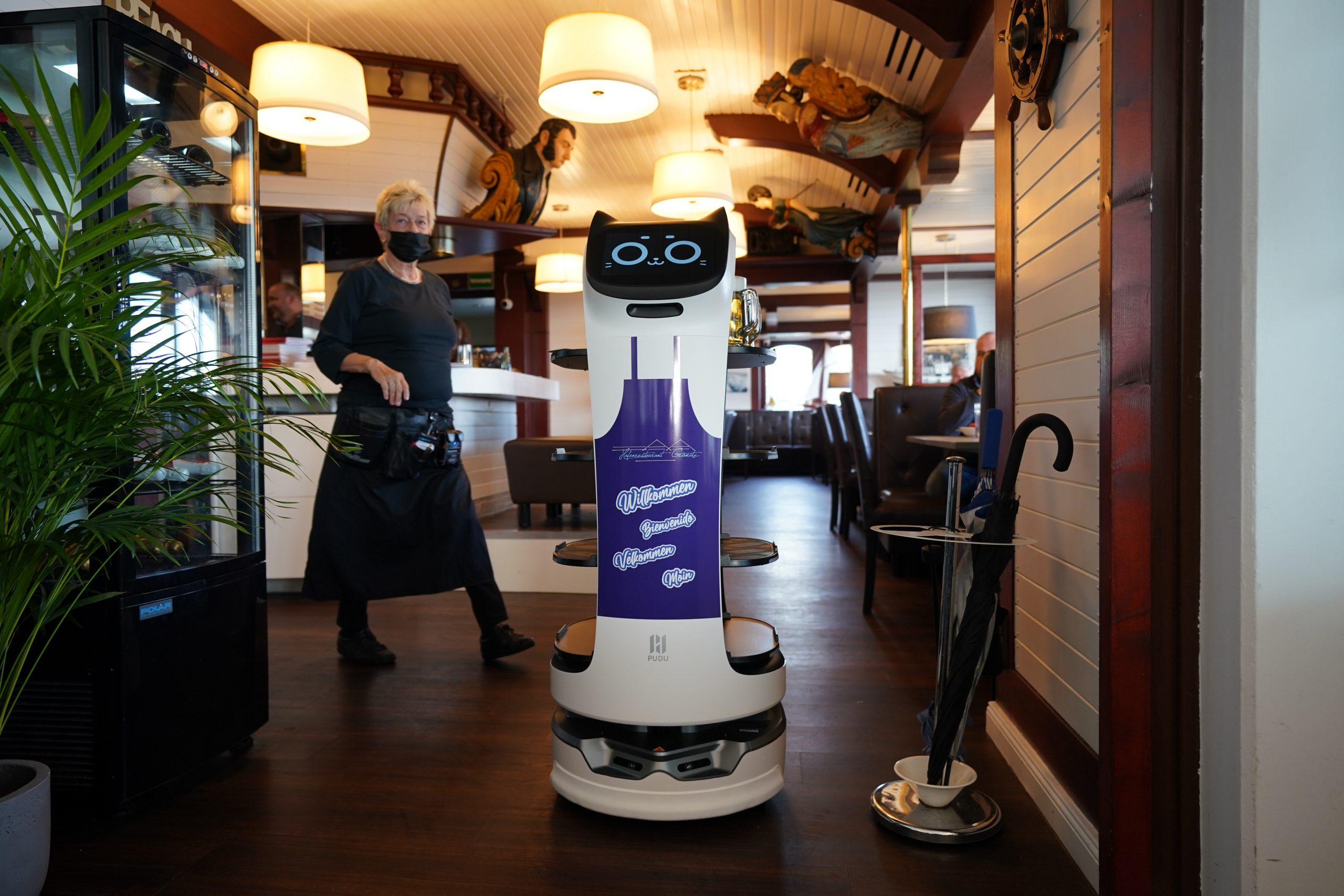 Der Servierroboter „Bella” fährt autonom durch dias Restaurant Hafenrestaurant zu den Tischen.