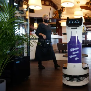 Der Servierroboter „Bella” fährt autonom durch dias Restaurant Hafenrestaurant zu den Tischen.