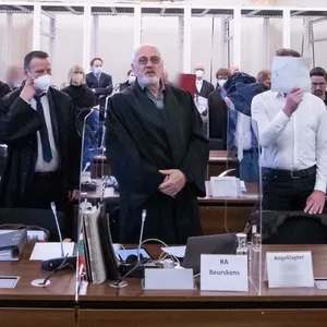 Die Angeklagten beim Prozessauftakt in Hamburg.