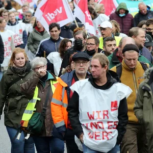 Teilnehmerinnen und Teilnehmer nehmen im Rahmen eines ganztägigen Warnstreiks an einer Demonstration in der Hamburger Innenstadt teil.