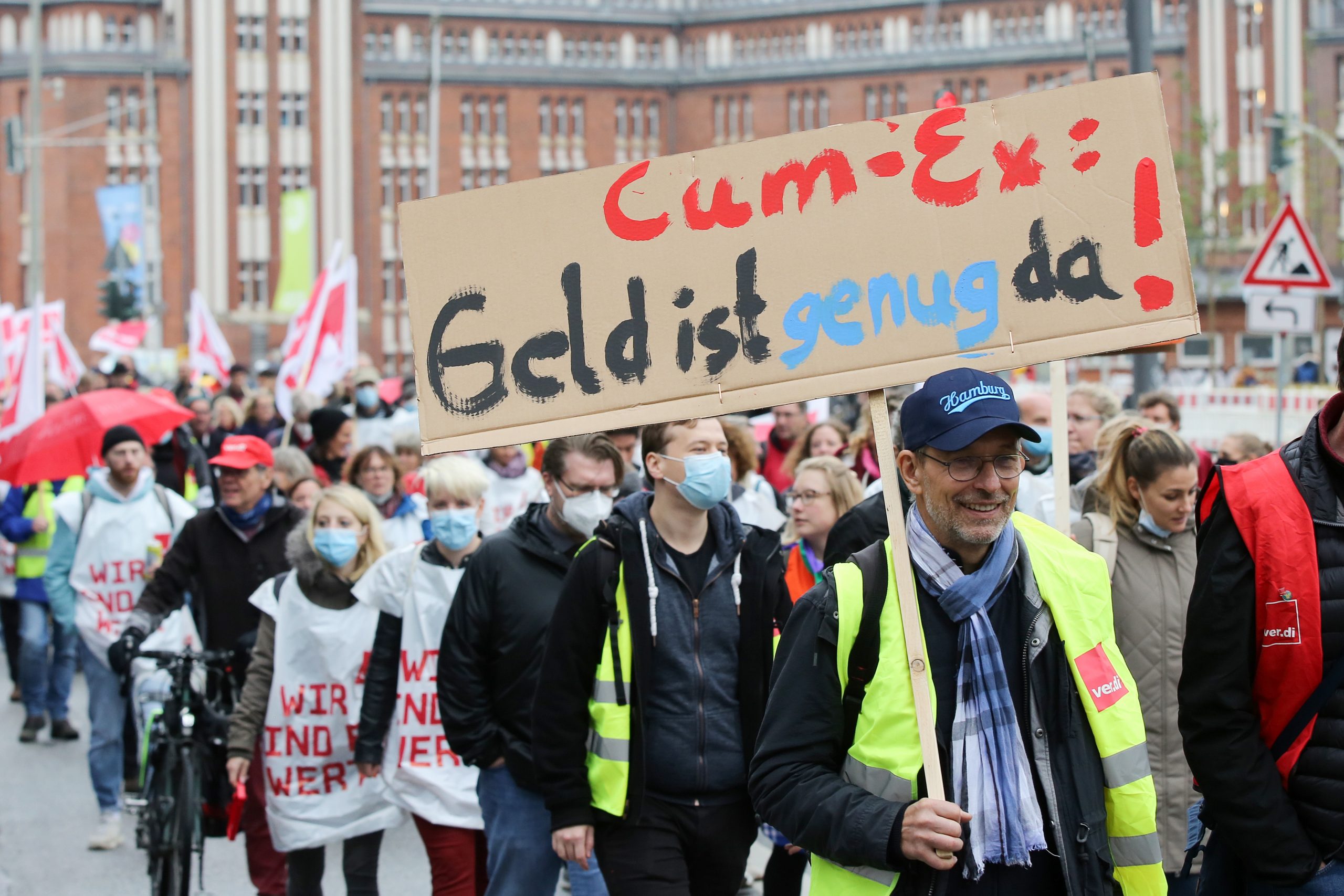Teilnehmerinnen und Teilnehmer nehmen im Rahmen eines ganztägigen Warnstreiks an einer Demonstration in der Hamburger Innenstadt teil.