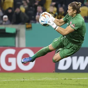 St. Pauli-Torhüter Dennis Smarsch hält einen Ball in Dresden