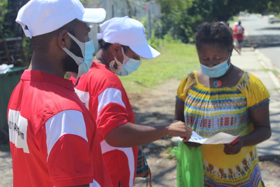Freiwillige Teams des Roten Kreuzes von Papua-Neuguinea klären über Corona auf.