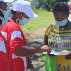 Freiwillige Teams des Roten Kreuzes von Papua-Neuguinea klären über Corona auf.