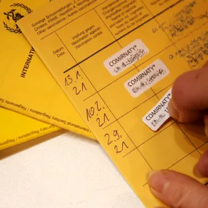 Der dritte Kleber im Impfbuch: Eine Auffrischungsimpfung verstärkt den Schutz gegen Corona.