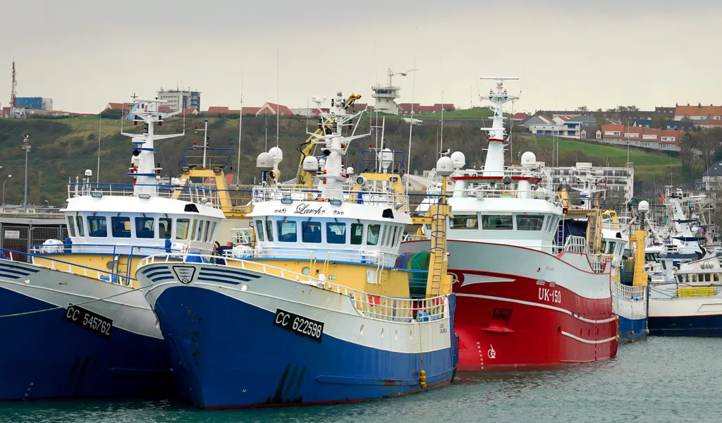 Fischerboote stehen im Hafen von Boulogne.