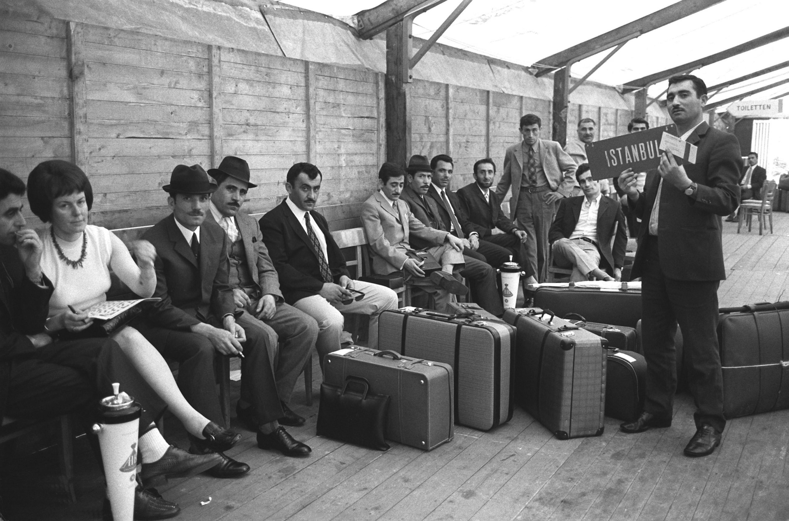 Türkische Gastarbeiter warten 1970 am Düsseldorfer Flughafen auf ihren Flug in die Heimat (Archivbild).