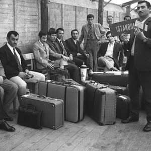 Türkische Gastarbeiter warten 1970 am Düsseldorfer Flughafen auf ihren Flug in die Heimat (Archivbild).