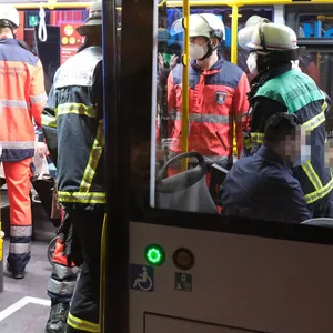 Die Feuerwehr sichtete mehrere Verletzte in dem Bus.