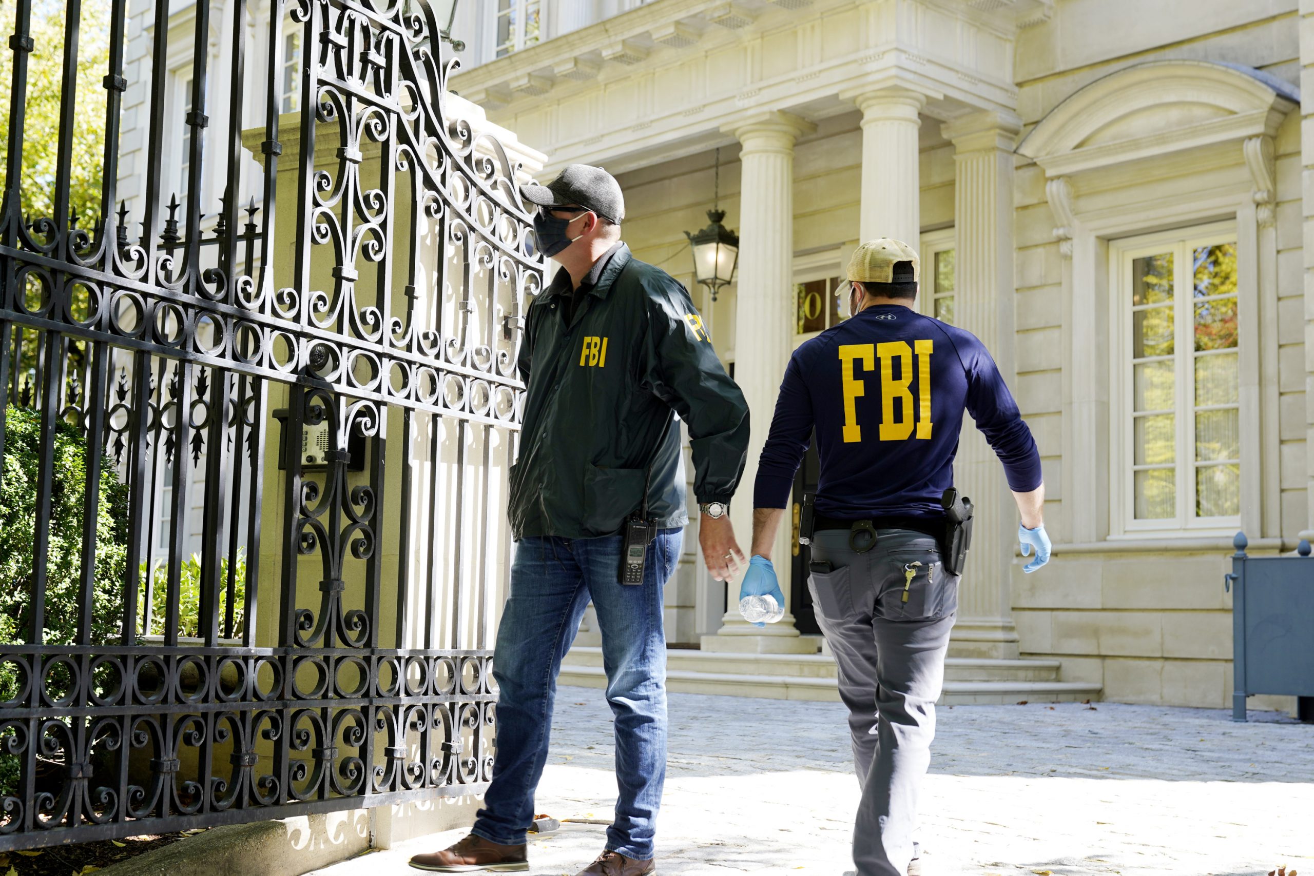 FBI-Beamte vor der durchsuchten Villa in Washington.