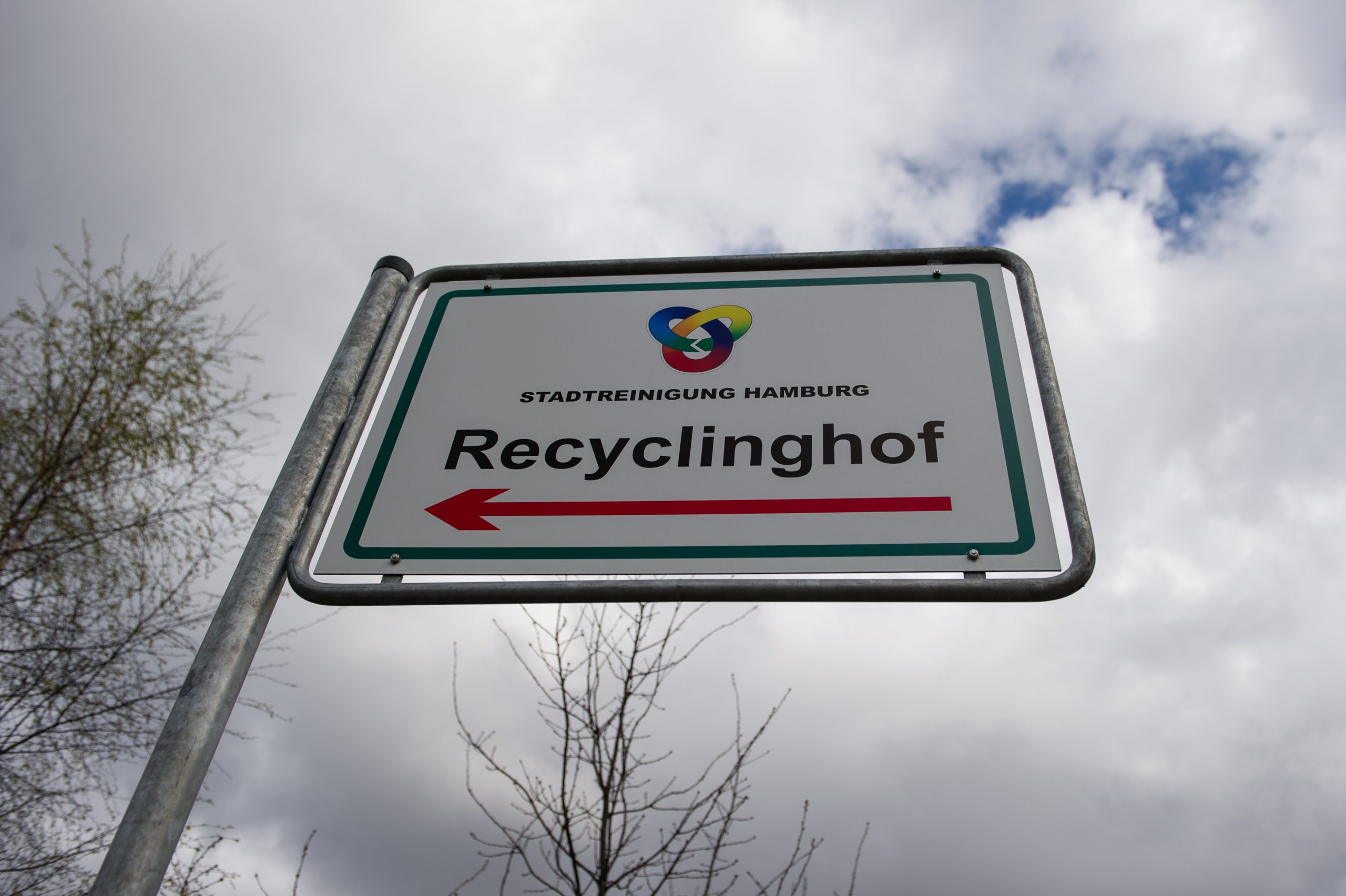 Ein Schild am Eingang zum Recyclinghof Bahrenfeld in Hamburg.