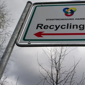 Ein Schild am Eingang zum Recyclinghof Bahrenfeld in Hamburg.