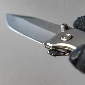 Mann mit Messer (Symbolfoto)