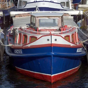 Einige dutzend Barkassen liegen am Donnerstagabend (11.05.2000) an den St. Pauli-Landungsbrücken im Hamburger Hafen.