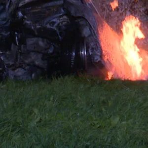 Die Feuerwehr löschte das in Brand geratene Autos. Drei Jugendliche starben in den Flammen.