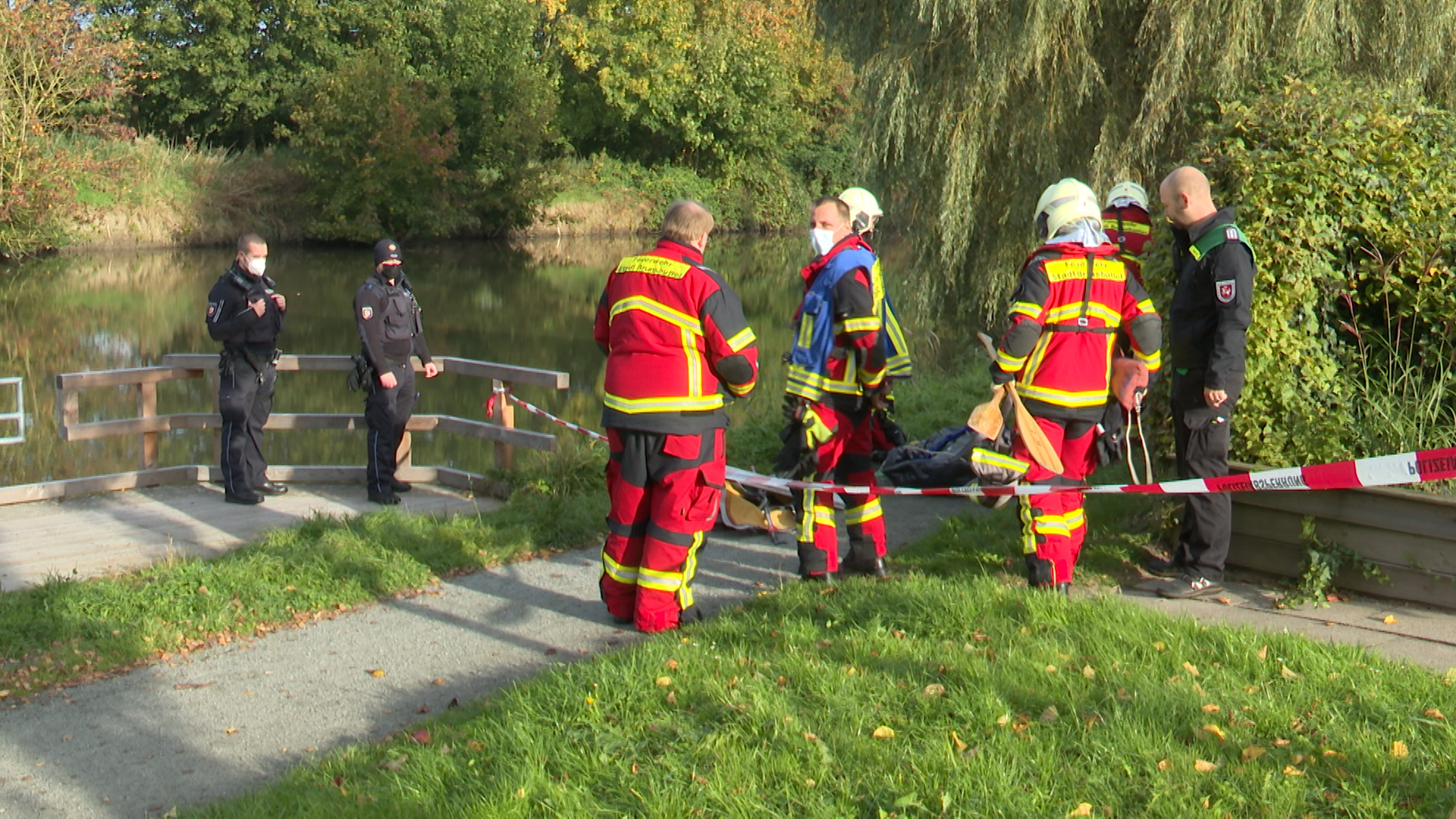 Polizei und Rettungdienst am Ufer der Braake in Brunsbüttel.